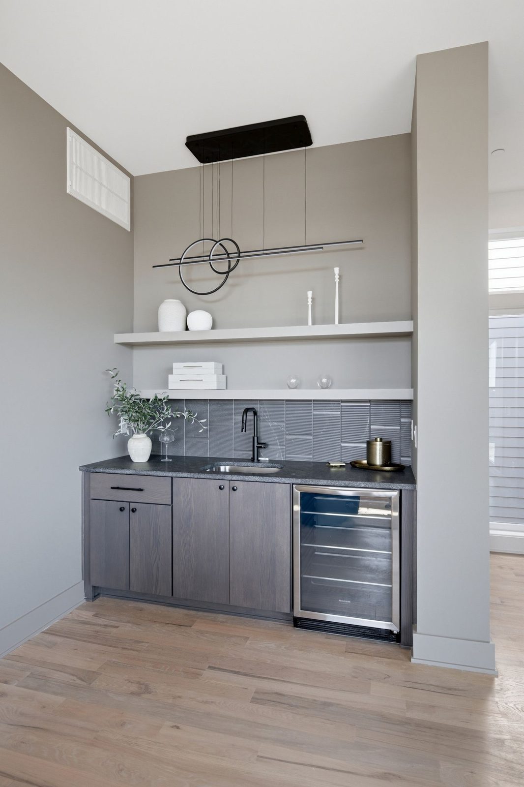 Wet bar & wine storage